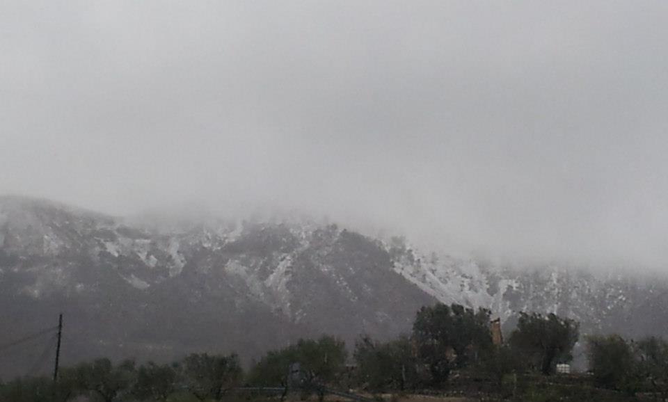 bertoppen met sneeuw en wolken spanje