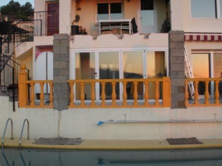 palen staan voor balkon vakantiehuis jalon