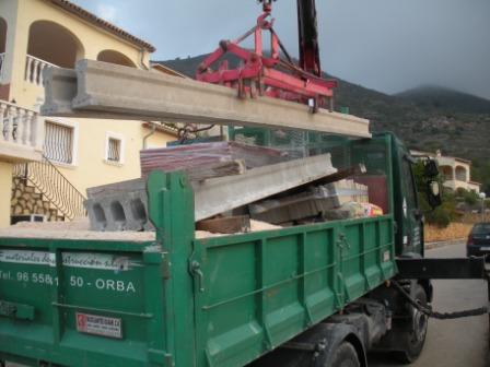 vrachtwagen met materiaal voor verbouwing vakantiehuis jalon