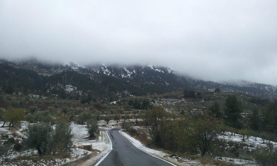 wolken en sneeuw in Spaanse bergen